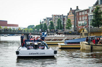 2023-08-24 - RICCIARDO Daniel (aus), Scuderia AlphaTaurii driver, presenting the Catawiki.com #DirectFromTheGrid auction on a canal of Amsterdam, riding on a boat with his former Toro Rosso STR7 car, during the 2023 Formula 1 Heineken Dutch Grand Prix, 13th round of the 2023 Formula One World Championship from August 25 to 28, 2023 on the Zandvoort Circuit, in Zandvoort, Netherlands - F1 - DUTCH GRAND PRIX 2023 - FORMULA 1 - MOTORS