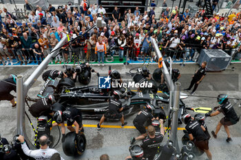 2023-08-24 - Mercedes AMG F1 Team W14, mechanics at pitstop practice during the 2023 Formula 1 Heineken Dutch Grand Prix, 13th round of the 2023 Formula One World Championship from August 25 to 28, 2023 on the Zandvoort Circuit, in Zandvoort, Netherlands - F1 - DUTCH GRAND PRIX 2023 - FORMULA 1 - MOTORS