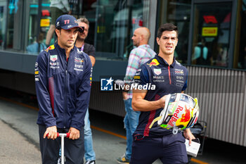 2023-08-25 - PEREZ Sergio (mex), Red Bull Racing RB19, with his performance coach, Jo Canales, in the paddock during the 2023 Formula 1 Heineken Dutch Grand Prix, 13th round of the 2023 Formula One World Championship from August 25 to 28, 2023 on the Zandvoort Circuit, in Zandvoort, Netherlands - F1 - DUTCH GRAND PRIX 2023 - FORMULA 1 - MOTORS