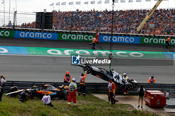 2023-08-25 - 81 PIASTRI Oscar (aus), McLaren F1 Team MCL60, 03 RICCIARDO Daniel (aus), Scuderia AlphaTauri AT04, action crash, accident, during the 2023 Formula 1 Heineken Dutch Grand Prix, 13th round of the 2023 Formula One World Championship from August 25 to 28, 2023 on the Zandvoort Circuit, in Zandvoort, Netherlands - F1 - DUTCH GRAND PRIX 2023 - FORMULA 1 - MOTORS