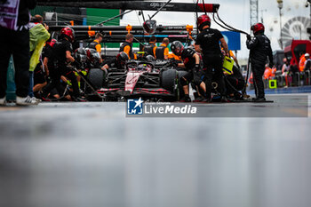 2023-08-26 - 24 ZHOU Guanyu (chi), Alfa Romeo F1 Team Stake C43, action pitstop during the 2023 Formula 1 Heineken Dutch Grand Prix, 13th round of the 2023 Formula One World Championship from August 25 to 28, 2023 on the Zandvoort Circuit, in Zandvoort, Netherlands - F1 - DUTCH GRAND PRIX 2023 - FORMULA 1 - MOTORS