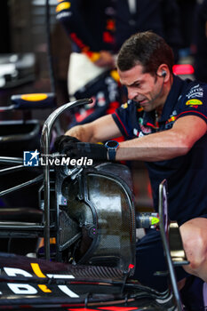 2023-08-26 - Red Bull Racing mechanic working on the front braking system during the 2023 Formula 1 Heineken Dutch Grand Prix, 13th round of the 2023 Formula One World Championship from August 25 to 28, 2023 on the Zandvoort Circuit, in Zandvoort, Netherlands - F1 - DUTCH GRAND PRIX 2023 - FORMULA 1 - MOTORS