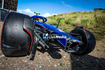 2023-08-26 - 02 SARGEANT Logan (usa), Williams Racing FW45, damage on the car following his crash during the 2023 Formula 1 Heineken Dutch Grand Prix, 13th round of the 2023 Formula One World Championship from August 25 to 28, 2023 on the Zandvoort Circuit, in Zandvoort, Netherlands - F1 - DUTCH GRAND PRIX 2023 - FORMULA 1 - MOTORS