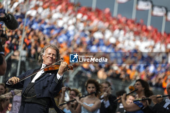 2023-08-27 - André Rieu playing the dutch hymn before the start during the 2023 Formula 1 Heineken Dutch Grand Prix, 13th round of the 2023 Formula One World Championship from August 25 to 28, 2023 on the Zandvoort Circuit, in Zandvoort, Netherlands - F1 - DUTCH GRAND PRIX 2023 - RACE - FORMULA 1 - MOTORS
