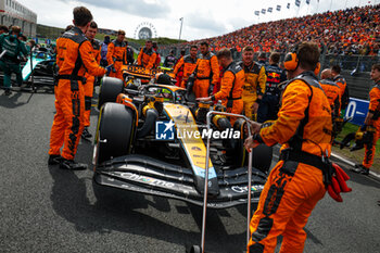 2023-08-27 - 04 NORRIS Lando (gbr), McLaren F1 Team MCL60, action starting grid, during the 2023 Formula 1 Heineken Dutch Grand Prix, 13th round of the 2023 Formula One World Championship from August 25 to 28, 2023 on the Zandvoort Circuit, in Zandvoort, Netherlands - F1 - DUTCH GRAND PRIX 2023 - RACE - FORMULA 1 - MOTORS