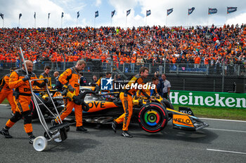2023-08-27 - 81 PIASTRI Oscar (aus), McLaren F1 Team MCL60, starting grid during the 2023 Formula 1 Heineken Dutch Grand Prix, 13th round of the 2023 Formula One World Championship from August 25 to 28, 2023 on the Zandvoort Circuit, in Zandvoort, Netherlands - F1 - DUTCH GRAND PRIX 2023 - RACE - FORMULA 1 - MOTORS