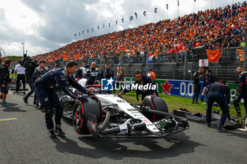 2023-08-27 - 40 LAWSON Liam (nzl), Scuderia AlphaTauri AT04, starting grid during the 2023 Formula 1 Heineken Dutch Grand Prix, 13th round of the 2023 Formula One World Championship from August 25 to 28, 2023 on the Zandvoort Circuit, in Zandvoort, Netherlands - F1 - DUTCH GRAND PRIX 2023 - RACE - FORMULA 1 - MOTORS