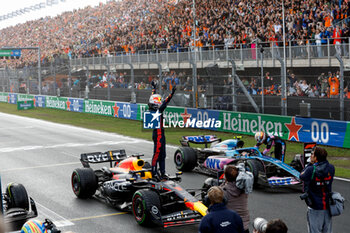 2023-08-27 - 01 VERSTAPPEN Max (nld), Red Bull Racing RB19, celebrating victory during the 2023 Formula 1 Heineken Dutch Grand Prix, 13th round of the 2023 Formula One World Championship from August 25 to 28, 2023 on the Zandvoort Circuit, in Zandvoort, Netherlands - F1 - DUTCH GRAND PRIX 2023 - RACE - FORMULA 1 - MOTORS