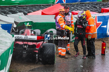 2023-08-27 - 24 ZHOU Guanyu (chi), Alfa Romeo F1 Team Stake C43, action crash, accident, during the 2023 Formula 1 Heineken Dutch Grand Prix, 13th round of the 2023 Formula One World Championship from August 25 to 28, 2023 on the Zandvoort Circuit, in Zandvoort, Netherlands - F1 - DUTCH GRAND PRIX 2023 - RACE - FORMULA 1 - MOTORS