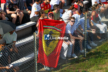 2023-09-02 - Supporters on Parabolica 