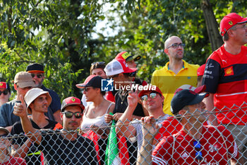 2023-09-02 - Supporters on Parabolica 
