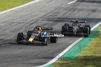 2023-09-03 - 01 VERSTAPPEN Max (nld), Red Bull Racing RB19, action 44 HAMILTON Lewis (gbr), Mercedes AMG F1 Team W14, action during the 2023 Formula 1 Pirelli Grand Premio d’Italia Grand Prix, 14th round of the 2023 Formula One World Championship from September 1 to 3, 2023 on the Autodromo Nazionale di Monza, in Monza, Italy - F1 - ITALIAN GRAND PRIX 2023 - RACE - FORMULA 1 - MOTORS
