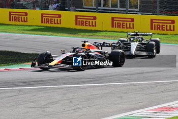 2023-09-03 - 01 VERSTAPPEN Max (nld), Red Bull Racing RB19, action 44 HAMILTON Lewis (gbr), Mercedes AMG F1 Team W14, action during the 2023 Formula 1 Pirelli Grand Premio d’Italia Grand Prix, 14th round of the 2023 Formula One World Championship from September 1 to 3, 2023 on the Autodromo Nazionale di Monza, in Monza, Italy - F1 - ITALIAN GRAND PRIX 2023 - RACE - FORMULA 1 - MOTORS