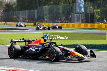 2023-09-03 - 01 VERSTAPPEN Max (nld), Red Bull Racing RB19, action celebrates his victory during the 2023 Formula 1 Pirelli Grand Premio d’Italia Grand Prix, 14th round of the 2023 Formula One World Championship from September 1 to 3, 2023 on the Autodromo Nazionale di Monza, in Monza, Italy - F1 - ITALIAN GRAND PRIX 2023 - RACE - FORMULA 1 - MOTORS