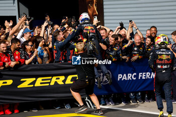 2023-09-03 - VERSTAPPEN Max (ned), Red Bull Racing RB19, portrait celebrates his victory mechanic, mecanicien, mechanics during the 2023 Formula 1 Pirelli Grand Premio d’Italia Grand Prix, 14th round of the 2023 Formula One World Championship from September 1 to 3, 2023 on the Autodromo Nazionale di Monza, in Monza, Italy - F1 - ITALIAN GRAND PRIX 2023 - RACE - FORMULA 1 - MOTORS