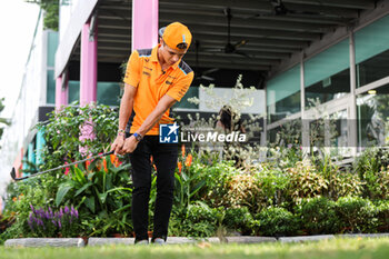 2023-09-14 - NORRIS Lando (gbr), McLaren F1 Team MCL60, portrait playing golf during the 2023 Formula 1 Singapore Airlines Singapore Grand Prix, 15th round of the 2023 Formula One World Championship from September 15 to 17, 2023 on the Marina Bay Street Circuit, in Singapore - F1 - SINGAPORE GRAND PRIX 2023 - FORMULA 1 - MOTORS