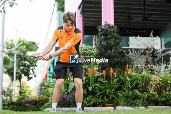 2023-09-14 - PIASTRI Oscar (aus), McLaren F1 Team MCL60, portrait playing golf during the 2023 Formula 1 Singapore Airlines Singapore Grand Prix, 15th round of the 2023 Formula One World Championship from September 15 to 17, 2023 on the Marina Bay Street Circuit, in Singapore - F1 - SINGAPORE GRAND PRIX 2023 - FORMULA 1 - MOTORS
