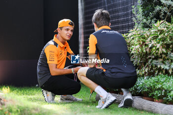 2023-09-14 - NORRIS Lando (gbr), McLaren F1 Team MCL60, PIASTRI Oscar (aus), McLaren F1 Team MCL60, portrait during the 2023 Formula 1 Singapore Airlines Singapore Grand Prix, 15th round of the 2023 Formula One World Championship from September 15 to 17, 2023 on the Marina Bay Street Circuit, in Singapore - F1 - SINGAPORE GRAND PRIX 2023 - FORMULA 1 - MOTORS