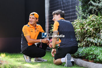 2023-09-14 - NORRIS Lando (gbr), McLaren F1 Team MCL60, PIASTRI Oscar (aus), McLaren F1 Team MCL60, portrait during the 2023 Formula 1 Singapore Airlines Singapore Grand Prix, 15th round of the 2023 Formula One World Championship from September 15 to 17, 2023 on the Marina Bay Street Circuit, in Singapore - F1 - SINGAPORE GRAND PRIX 2023 - FORMULA 1 - MOTORS