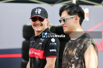 2023-09-14 - BOTTAS Valtteri (fin), Alfa Romeo F1 Team Stake C43, ZHOU Guanyu (chi), Alfa Romeo F1 Team Stake C43, portrait during the 2023 Formula 1 Singapore Airlines Singapore Grand Prix, 15th round of the 2023 Formula One World Championship from September 15 to 17, 2023 on the Marina Bay Street Circuit, in Singapore - F1 - SINGAPORE GRAND PRIX 2023 - FORMULA 1 - MOTORS