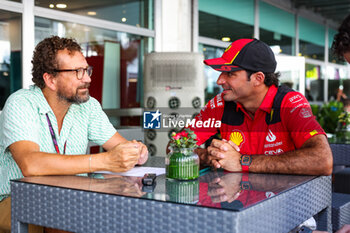 2023-09-14 - SAINZ Carlos (spa), Scuderia Ferrari SF-23, portrait interview with Frédéric Ferret during the 2023 Formula 1 Singapore Airlines Singapore Grand Prix, 15th round of the 2023 Formula One World Championship from September 15 to 17, 2023 on the Marina Bay Street Circuit, in Singapore - F1 - SINGAPORE GRAND PRIX 2023 - FORMULA 1 - MOTORS