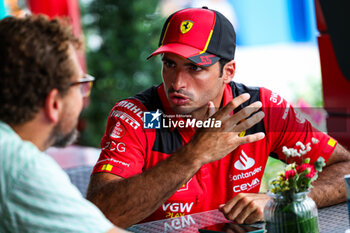 2023-09-14 - SAINZ Carlos (spa), Scuderia Ferrari SF-23, portrait during the 2023 Formula 1 Singapore Airlines Singapore Grand Prix, 15th round of the 2023 Formula One World Championship from September 15 to 17, 2023 on the Marina Bay Street Circuit, in Singapore - F1 - SINGAPORE GRAND PRIX 2023 - FORMULA 1 - MOTORS