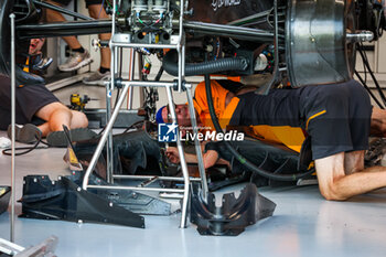 2023-09-14 - McLaren F1 Team MCL60, mechanical detail off mechanics working in the garage, box, during the 2023 Formula 1 Singapore Airlines Singapore Grand Prix, 15th round of the 2023 Formula One World Championship from September 15 to 17, 2023 on the Marina Bay Street Circuit, in Singapore - F1 - SINGAPORE GRAND PRIX 2023 - FORMULA 1 - MOTORS