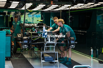 2023-09-14 - Aston Martin F1 Team AMR23, mechanical detail of mechanics working in the garage, box, during the 2023 Formula 1 Singapore Airlines Singapore Grand Prix, 15th round of the 2023 Formula One World Championship from September 15 to 17, 2023 on the Marina Bay Street Circuit, in Singapore - F1 - SINGAPORE GRAND PRIX 2023 - FORMULA 1 - MOTORS