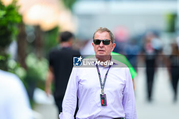 2023-09-14 - BRUNDLE Martin, TV presenter, during the 2023 Formula 1 Singapore Airlines Singapore Grand Prix, 15th round of the 2023 Formula One World Championship from September 15 to 17, 2023 on the Marina Bay Street Circuit, in Singapore - F1 - SINGAPORE GRAND PRIX 2023 - FORMULA 1 - MOTORS