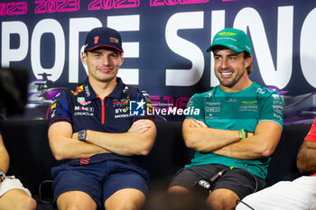 2023-09-14 - VERSTAPPEN Max (ned), Red Bull Racing RB19, ALONSO Fernando (spa), Aston Martin F1 Team AMR23, portrait during the 2023 Formula 1 Singapore Airlines Singapore Grand Prix, 15th round of the 2023 Formula One World Championship from September 15 to 17, 2023 on the Marina Bay Street Circuit, in Singapore - F1 - SINGAPORE GRAND PRIX 2023 - FORMULA 1 - MOTORS