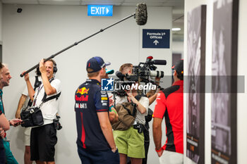 2023-09-14 - Netflix crew filming the drivers during the 2023 Formula 1 Singapore Airlines Singapore Grand Prix, 15th round of the 2023 Formula One World Championship from September 15 to 17, 2023 on the Marina Bay Street Circuit, in Singapore - F1 - SINGAPORE GRAND PRIX 2023 - FORMULA 1 - MOTORS