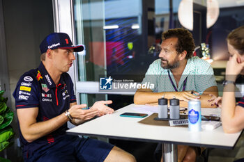 2023-09-14 - VERSTAPPEN Max (ned), Red Bull Racing RB19, in interview with Frédéric Ferret during the 2023 Formula 1 Singapore Airlines Singapore Grand Prix, 15th round of the 2023 Formula One World Championship from September 15 to 17, 2023 on the Marina Bay Street Circuit, in Singapore - F1 - SINGAPORE GRAND PRIX 2023 - FORMULA 1 - MOTORS