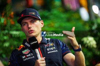 2023-09-14 - VERSTAPPEN Max (ned), Red Bull Racing RB19, portrait interview with Canal+ during the 2023 Formula 1 Singapore Airlines Singapore Grand Prix, 15th round of the 2023 Formula One World Championship from September 15 to 17, 2023 on the Marina Bay Street Circuit, in Singapore - F1 - SINGAPORE GRAND PRIX 2023 - FORMULA 1 - MOTORS