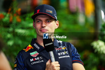 2023-09-14 - VERSTAPPEN Max (ned), Red Bull Racing RB19, portrait interview with Canal+ during the 2023 Formula 1 Singapore Airlines Singapore Grand Prix, 15th round of the 2023 Formula One World Championship from September 15 to 17, 2023 on the Marina Bay Street Circuit, in Singapore - F1 - SINGAPORE GRAND PRIX 2023 - FORMULA 1 - MOTORS