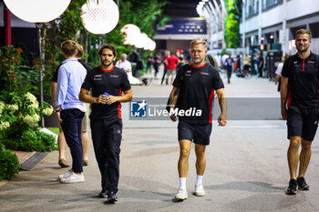 2023-09-14 - FITTIPALDI Pietro (bra), Reserve Driver of Haas F1 Team, MAGNUSSEN Kevin (den), Haas F1 Team VF-23 Ferrari, portrait during the 2023 Formula 1 Singapore Airlines Singapore Grand Prix, 15th round of the 2023 Formula One World Championship from September 15 to 17, 2023 on the Marina Bay Street Circuit, in Singapore - F1 - SINGAPORE GRAND PRIX 2023 - FORMULA 1 - MOTORS