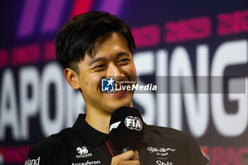 2023-09-14 - ZHOU Guanyu (chi), Alfa Romeo F1 Team Stake C43, portrait during the 2023 Formula 1 Singapore Airlines Singapore Grand Prix, 15th round of the 2023 Formula One World Championship from September 15 to 17, 2023 on the Marina Bay Street Circuit, in Singapore - F1 - SINGAPORE GRAND PRIX 2023 - FORMULA 1 - MOTORS