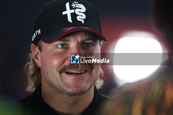 2023-09-14 - BOTTAS Valtteri (fin), Alfa Romeo F1 Team Stake C43, portrait during the 2023 Formula 1 Singapore Airlines Singapore Grand Prix, 15th round of the 2023 Formula One World Championship from September 15 to 17, 2023 on the Marina Bay Street Circuit, in Singapore - F1 - SINGAPORE GRAND PRIX 2023 - FORMULA 1 - MOTORS