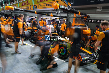 2023-09-14 - 81 PIASTRI Oscar (aus), McLaren F1 Team MCL60, car in the pitlane, during the 2023 Formula 1 Singapore Airlines Singapore Grand Prix, 15th round of the 2023 Formula One World Championship from September 15 to 17, 2023 on the Marina Bay Street Circuit, in Singapore - F1 - SINGAPORE GRAND PRIX 2023 - FORMULA 1 - MOTORS