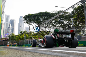 2023-09-15 - 24 ZHOU Guanyu (chi), Alfa Romeo F1 Team Stake C43, action during the 2023 Formula 1 Singapore Airlines Singapore Grand Prix, 15th round of the 2023 Formula One World Championship from September 15 to 17, 2023 on the Marina Bay Street Circuit, in Singapore - F1 - SINGAPORE GRAND PRIX 2023 - FORMULA 1 - MOTORS