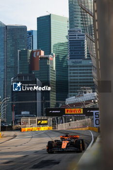 2023-09-15 - 81 PIASTRI Oscar (aus), McLaren F1 Team MCL60, action during the 2023 Formula 1 Singapore Airlines Singapore Grand Prix, 15th round of the 2023 Formula One World Championship from September 15 to 17, 2023 on the Marina Bay Street Circuit, in Singapore - F1 - SINGAPORE GRAND PRIX 2023 - FORMULA 1 - MOTORS