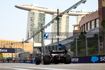 2023-09-15 - 02 SARGEANT Logan (usa), Williams Racing FW45, action during the 2023 Formula 1 Singapore Airlines Singapore Grand Prix, 15th round of the 2023 Formula One World Championship from September 15 to 17, 2023 on the Marina Bay Street Circuit, in Singapore - F1 - SINGAPORE GRAND PRIX 2023 - FORMULA 1 - MOTORS