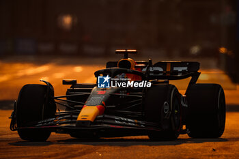 2023-09-15 - 01 VERSTAPPEN Max (nld), Red Bull Racing RB19, action during the 2023 Formula 1 Singapore Airlines Singapore Grand Prix, 15th round of the 2023 Formula One World Championship from September 15 to 17, 2023 on the Marina Bay Street Circuit, in Singapore - F1 - SINGAPORE GRAND PRIX 2023 - FORMULA 1 - MOTORS