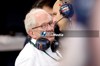 2023-09-15 - MARKO Helmut (aut), Drivers’ Manager of Red Bull Racing, portrait during the 2023 Formula 1 Singapore Airlines Singapore Grand Prix, 15th round of the 2023 Formula One World Championship from September 15 to 17, 2023 on the Marina Bay Street Circuit, in Singapore - F1 - SINGAPORE GRAND PRIX 2023 - FORMULA 1 - MOTORS
