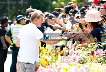 2023-09-15 - HAKKINEN Mika, with fans during the 2023 Formula 1 Singapore Airlines Singapore Grand Prix, 15th round of the 2023 Formula One World Championship from September 15 to 17, 2023 on the Marina Bay Street Circuit, in Singapore - F1 - SINGAPORE GRAND PRIX 2023 - FORMULA 1 - MOTORS