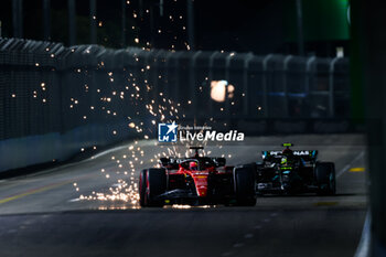 2023-09-15 - 16 LECLERC Charles (mco), Scuderia Ferrari SF-23, 44 HAMILTON Lewis (gbr), Mercedes AMG F1 Team W14, action during the 2023 Formula 1 Singapore Airlines Singapore Grand Prix, 15th round of the 2023 Formula One World Championship from September 15 to 17, 2023 on the Marina Bay Street Circuit, in Singapore - F1 - SINGAPORE GRAND PRIX 2023 - FORMULA 1 - MOTORS