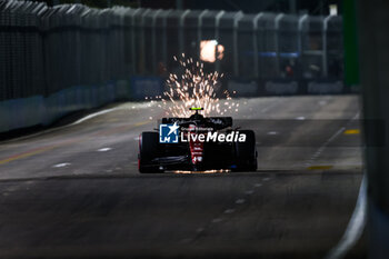 2023-09-15 - 24 ZHOU Guanyu (chi), Alfa Romeo F1 Team Stake C43, action during the 2023 Formula 1 Singapore Airlines Singapore Grand Prix, 15th round of the 2023 Formula One World Championship from September 15 to 17, 2023 on the Marina Bay Street Circuit, in Singapore - F1 - SINGAPORE GRAND PRIX 2023 - FORMULA 1 - MOTORS