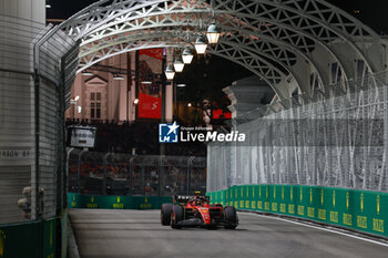 2023-09-15 - 55 SAINZ Carlos (spa), Scuderia Ferrari SF-23, action during the 2023 Formula 1 Singapore Airlines Singapore Grand Prix, 15th round of the 2023 Formula One World Championship from September 15 to 17, 2023 on the Marina Bay Street Circuit, in Singapore - F1 - SINGAPORE GRAND PRIX 2023 - FORMULA 1 - MOTORS