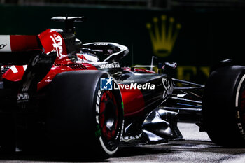 2023-09-15 - 77 BOTTAS Valtteri (fin), Alfa Romeo F1 Team Stake C43, action during the 2023 Formula 1 Singapore Airlines Singapore Grand Prix, 15th round of the 2023 Formula One World Championship from September 15 to 17, 2023 on the Marina Bay Street Circuit, in Singapore - F1 - SINGAPORE GRAND PRIX 2023 - FORMULA 1 - MOTORS