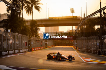 2023-09-15 - 04 NORRIS Lando (gbr), McLaren F1 Team MCL60, action during the 2023 Formula 1 Singapore Airlines Singapore Grand Prix, 15th round of the 2023 Formula One World Championship from September 15 to 17, 2023 on the Marina Bay Street Circuit, in Singapore - F1 - SINGAPORE GRAND PRIX 2023 - FORMULA 1 - MOTORS