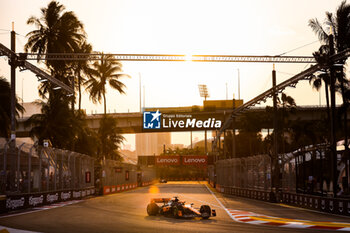 2023-09-15 - 81 PIASTRI Oscar (aus), McLaren F1 Team MCL60, action during the 2023 Formula 1 Singapore Airlines Singapore Grand Prix, 15th round of the 2023 Formula One World Championship from September 15 to 17, 2023 on the Marina Bay Street Circuit, in Singapore - F1 - SINGAPORE GRAND PRIX 2023 - FORMULA 1 - MOTORS
